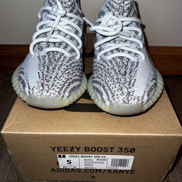 Adidas Yeezy Boost 350 V2 with box - Picture 4 of 6